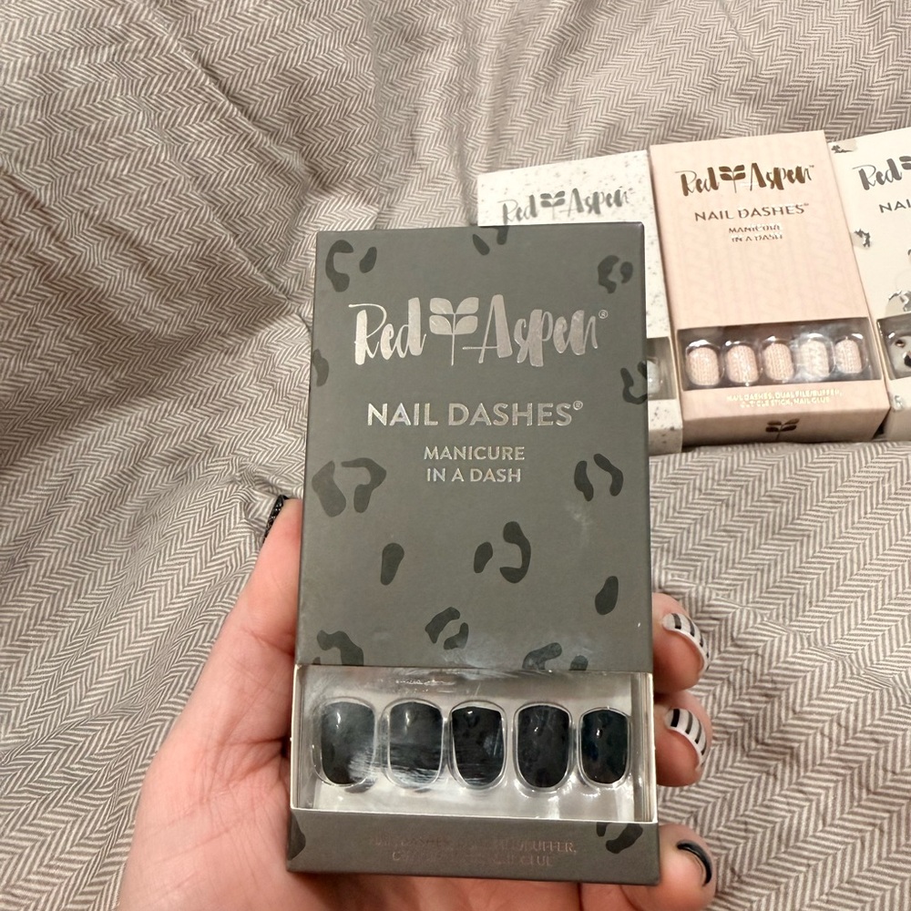 Red Aspen Rae Lyn says rawr Nail Dashes - Press-On Nails - new unopened